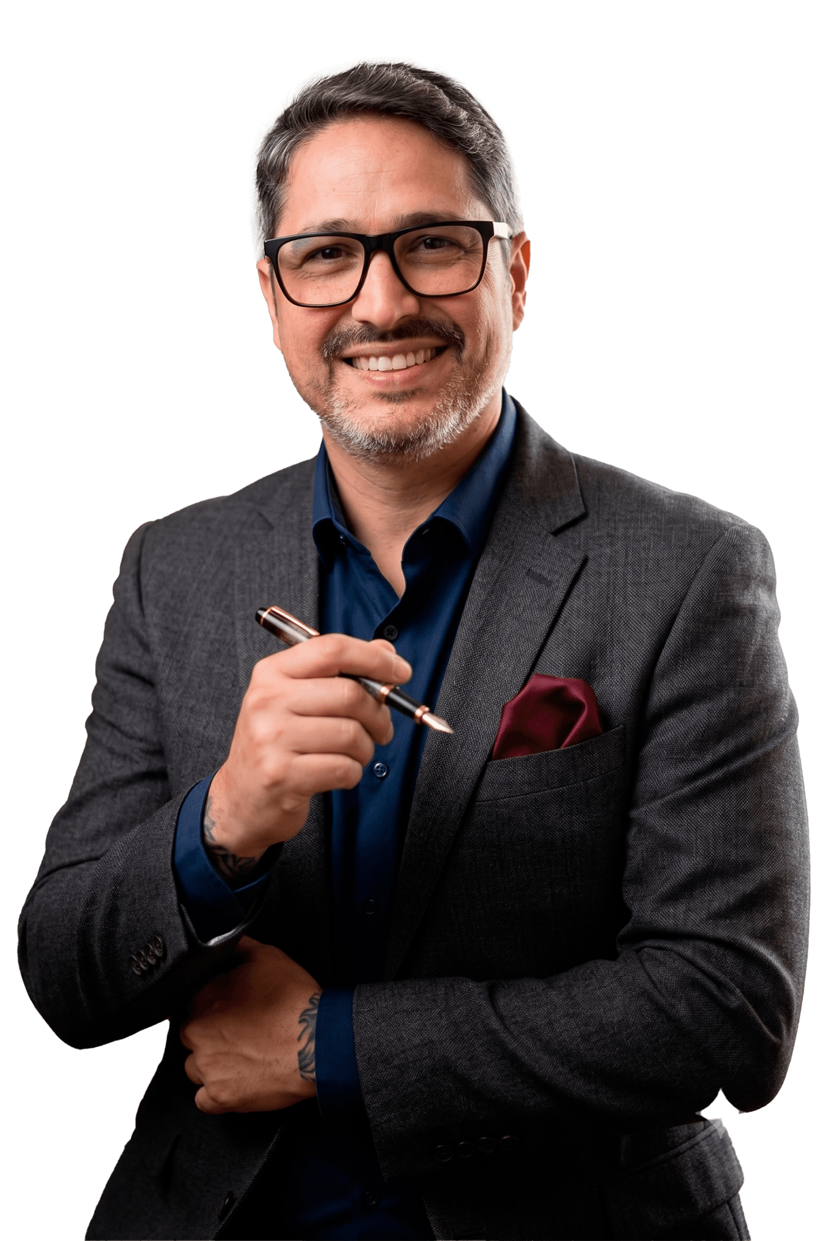 Rodrigo Gambini de paletó, segurando uma caneta-tinteiro